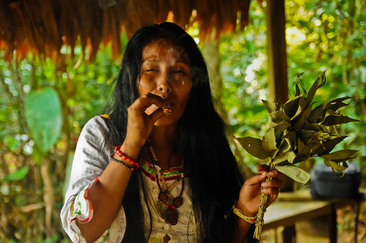 Chaman de la forêt amazonienne et cérémonie de guérison, Pérou