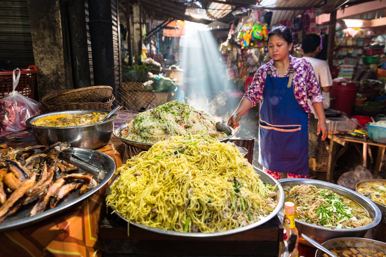 femme rurale khmère dans la campagne vendant la nourriture de rue dans un marché ouvert au Cambodge