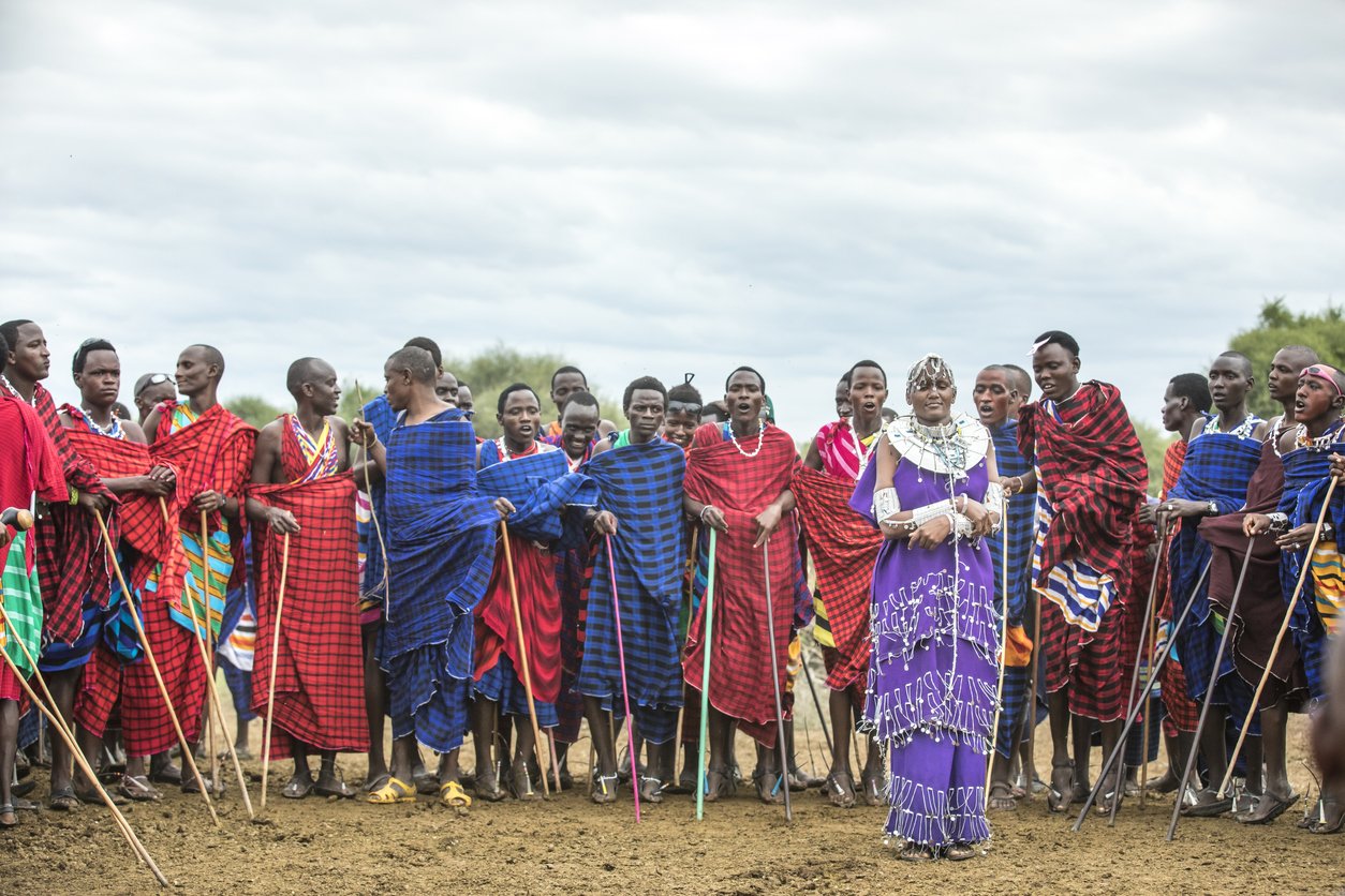 Guerriers de maasai chantant et dansant