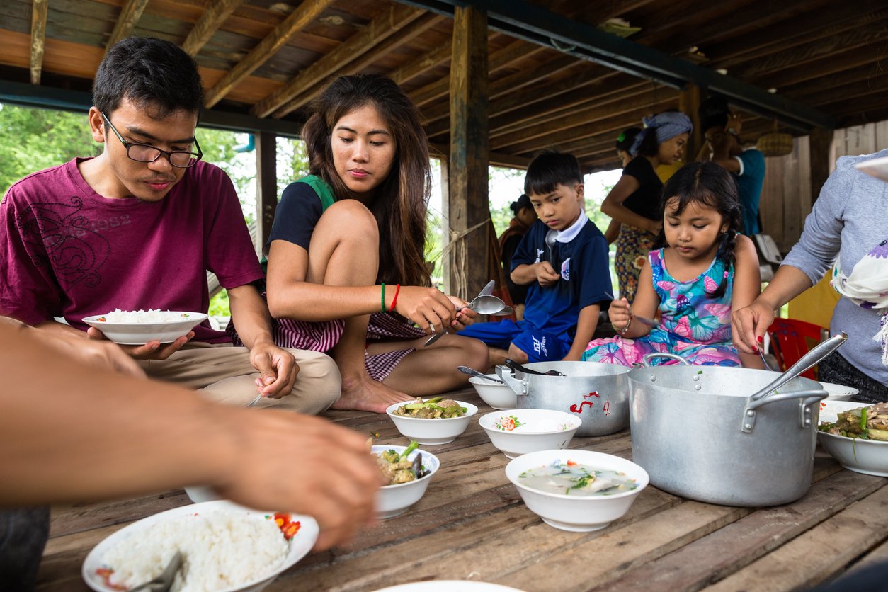 Une famille cambodgienne « attablée » autour d’un repas typique au Cambodge !