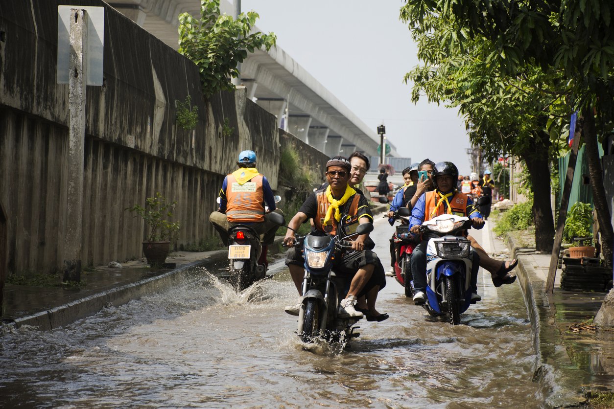 moto taxi bangkok saison des pluies