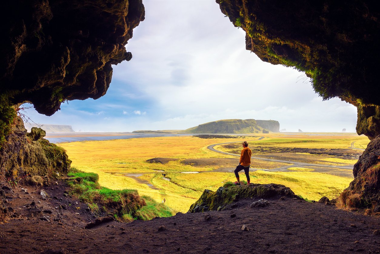 Randonneur dans la grotte de Loftsalahelir près du village de Vik en Islande