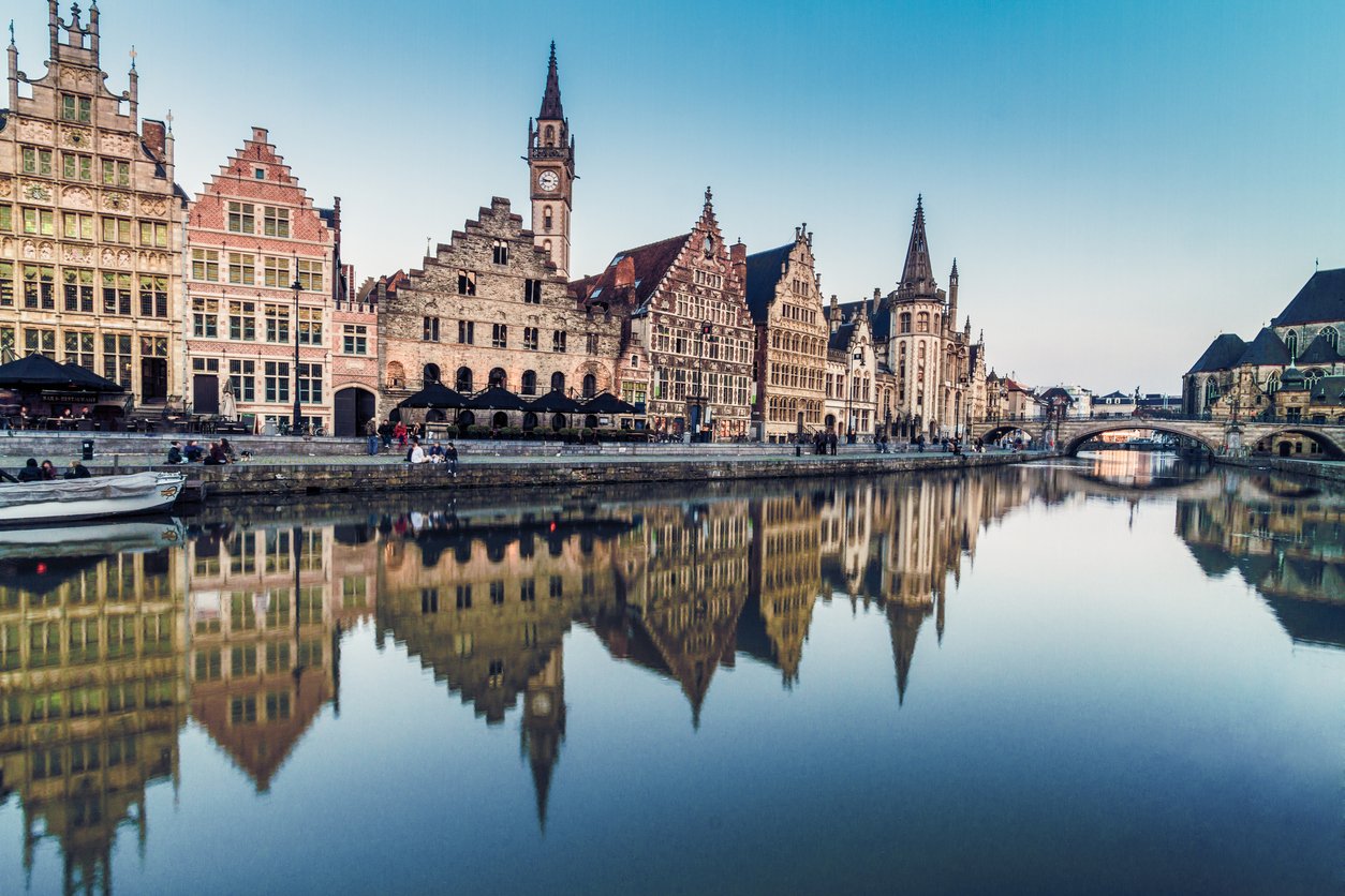 Rive de fleuve de Leie à Gand, Belgique