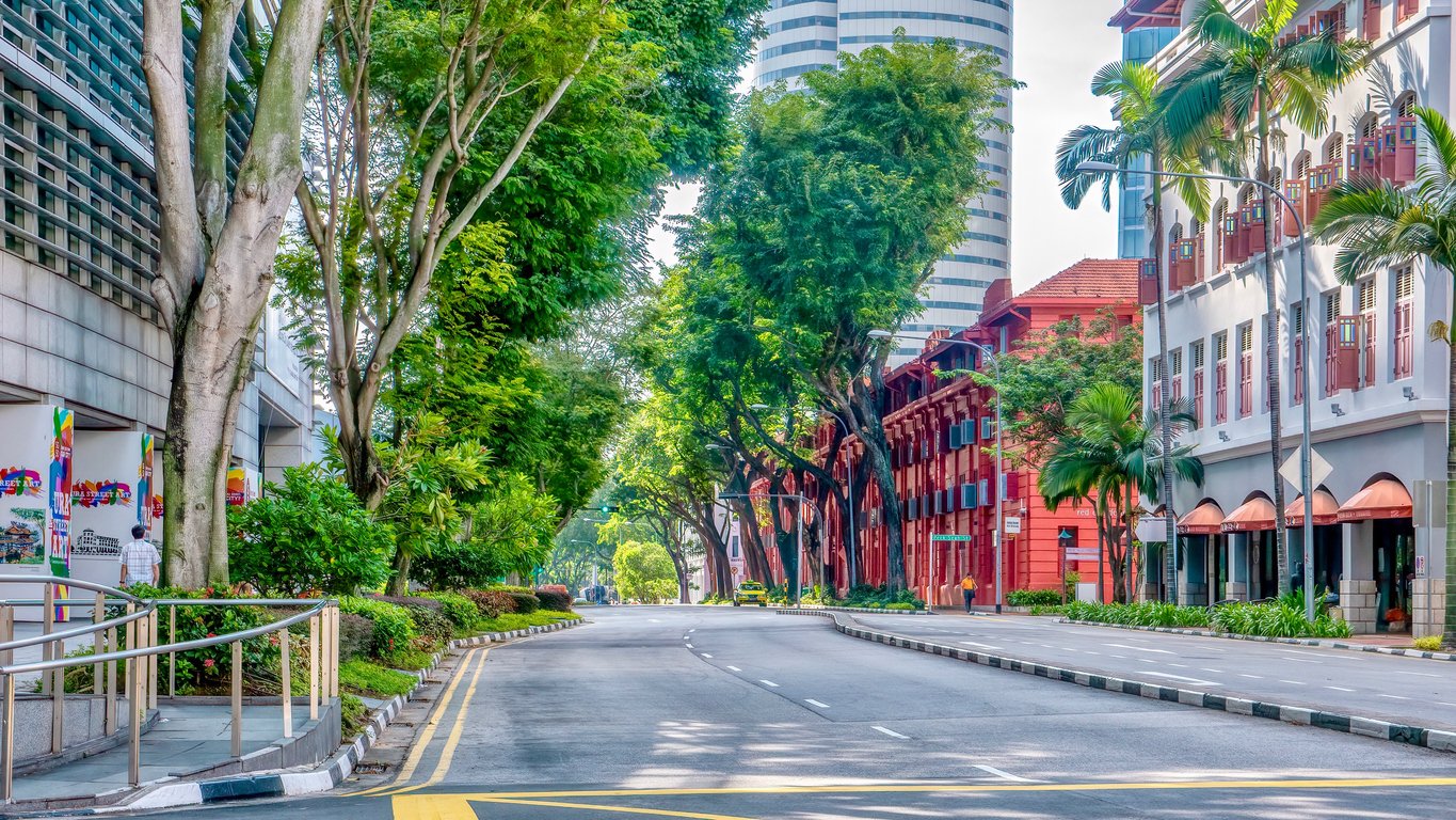 Singapour avec une végétation tropicale et un mélange d’architecture ancienne et moderne visible