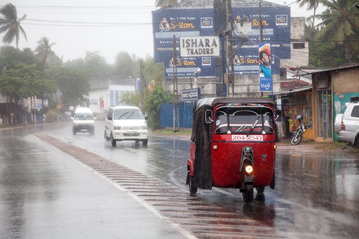 Sri Lanka Tuktuk sur route mouillée pendant la saison de la mousson