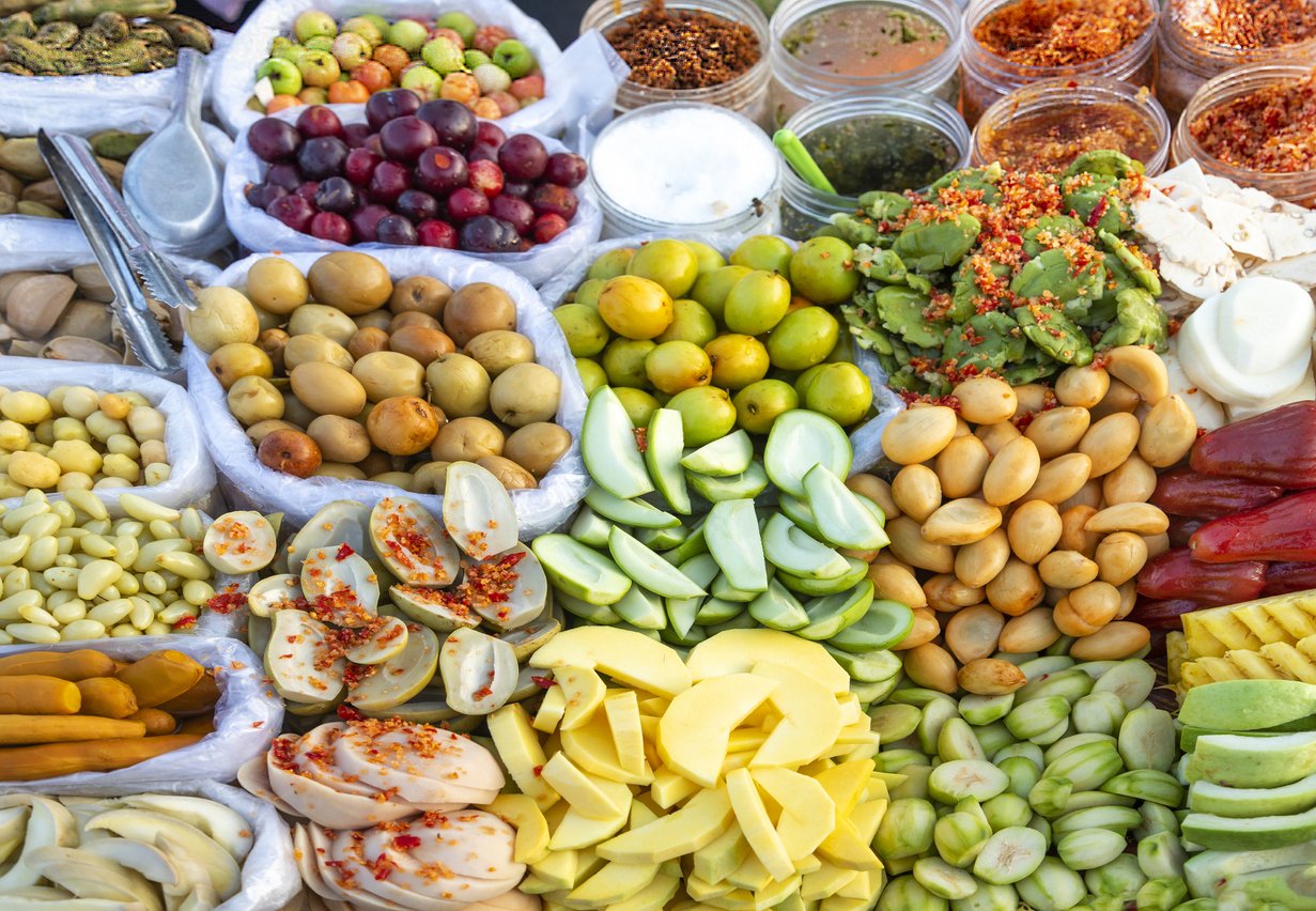 Un mélange de divers fruits tropicaux, en vente le long de la rivière de Phnom Penh, Cambodge