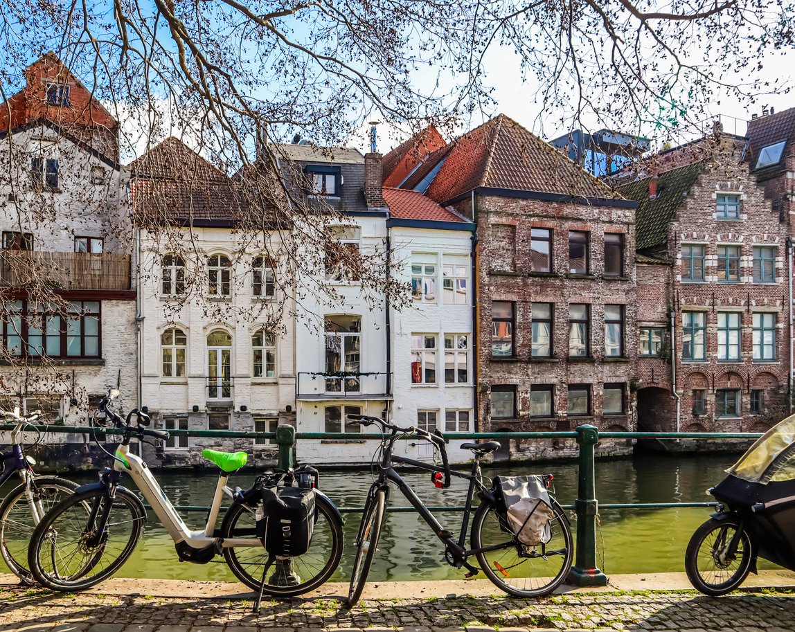 Vélos garés le long d’un canal dans la ville médiévale de Gand, en Belgique