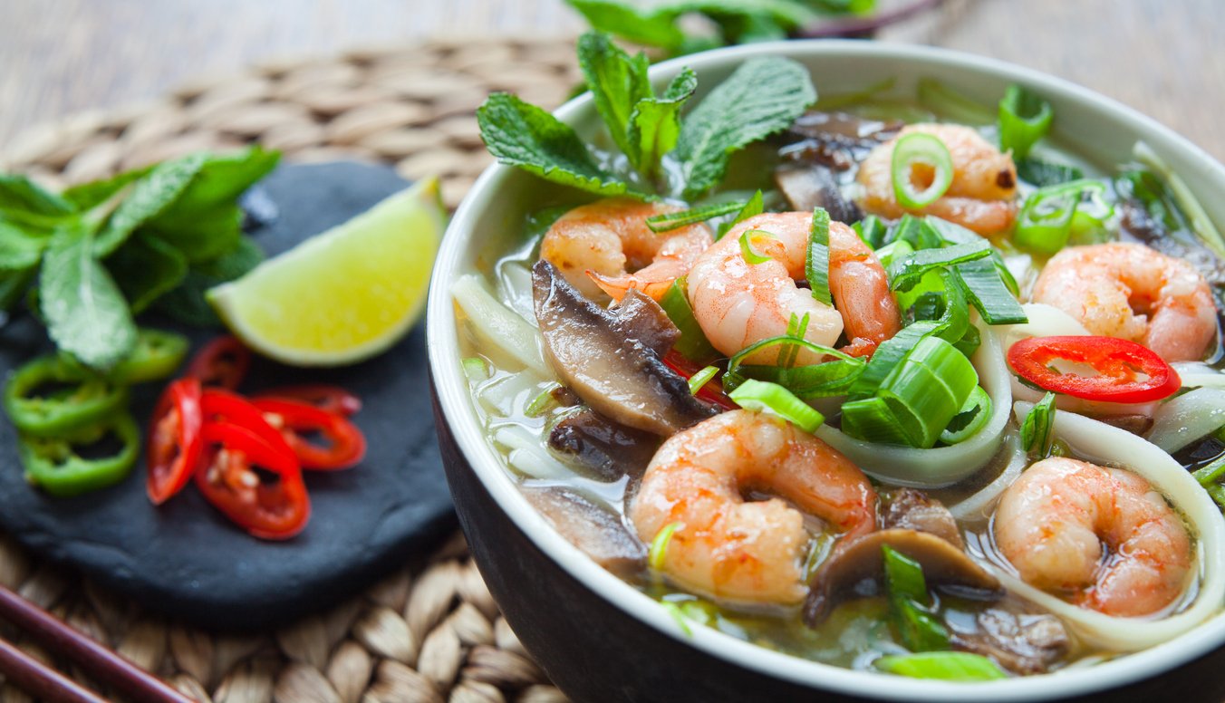 la soupe de nouilles Vietnamienne aux crevettes Pho Tom yum.