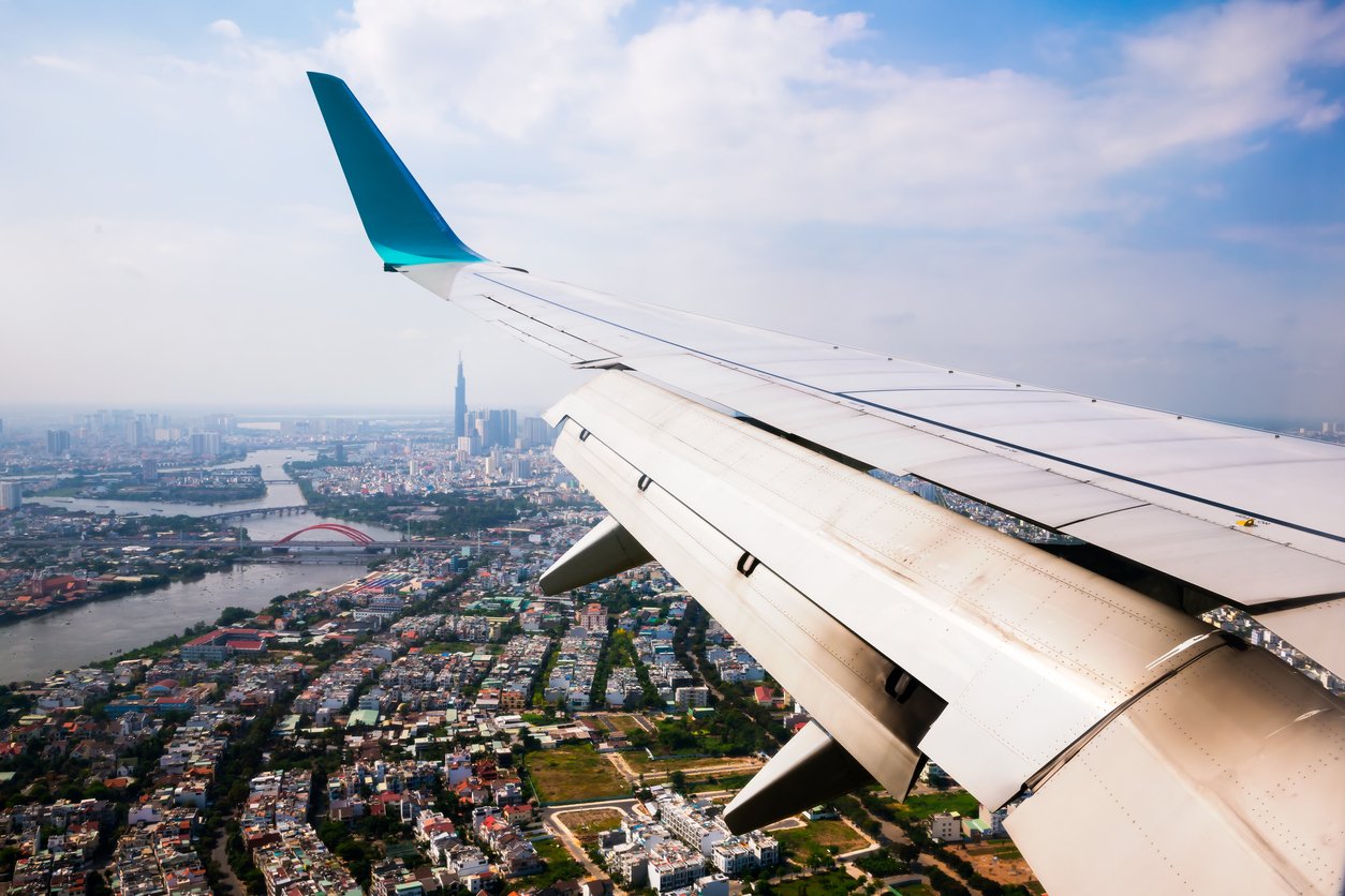 Vue de paysage urbain au Vietnam depuis la fenêtre de l’avion