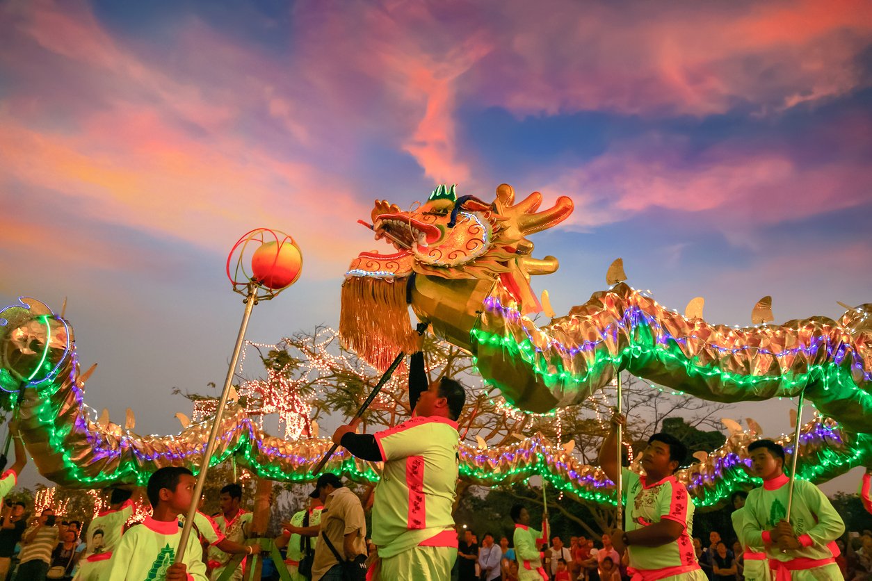 Danse du dragon dans la célébration du Nouvel An chinois à Bangkok