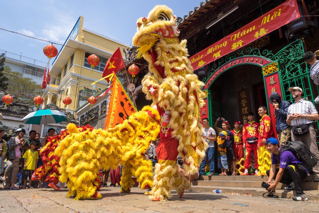 Danse du Lion pour célébrer le Nouvel an chinois au Vietnam
