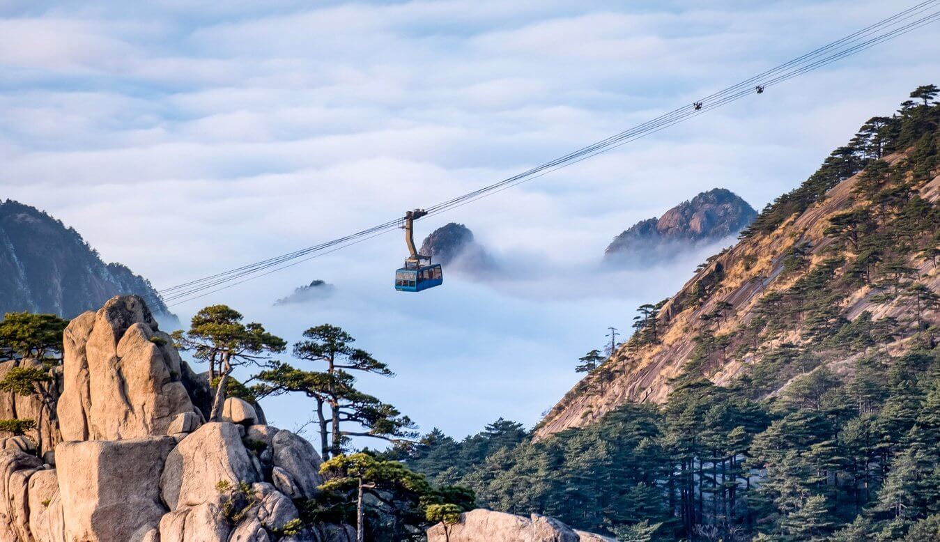 falaises jaunes de montagne de Huangshan en Chine téléphérique