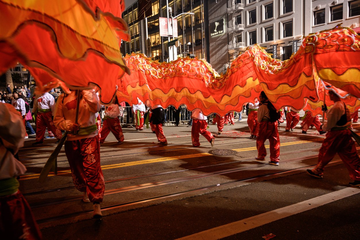 Les gens portent le corps du dragon chinois du Nouvel An