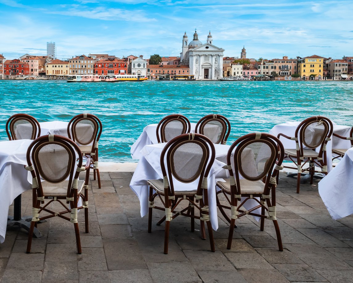 restaurant avec vue sur le canal à Venise, Italie