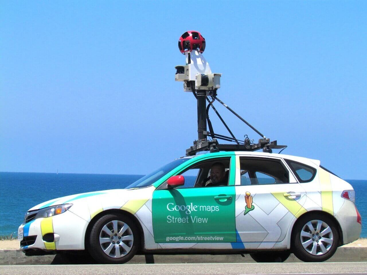 Une voiture de Google qui photographie les rues pour Street View