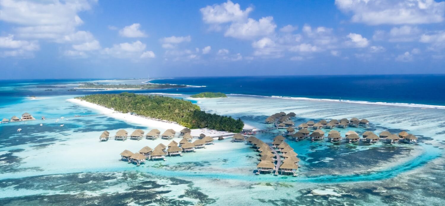 Maldives : première interdiction mondiale de fumer pour les touristes en 2025 1 assorted beach hutts