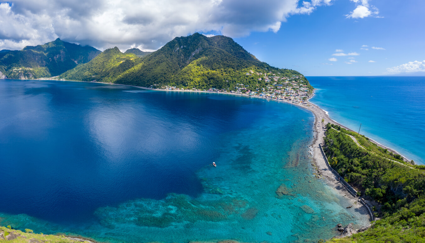 Dominique : À gauche la mer des caraïbes, à droite l'océan atlantique Dominique : À gauche la mer des caraïbes, à droite l'océan atlantique