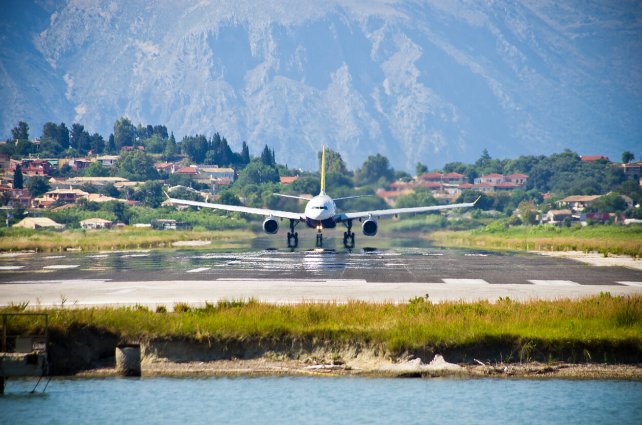 La piste d’atterrissage de l’aéroport de Corfou