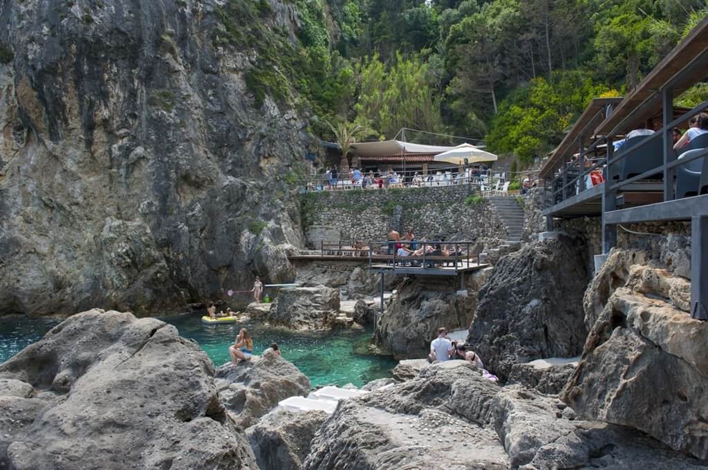 Le Grotta Bar
