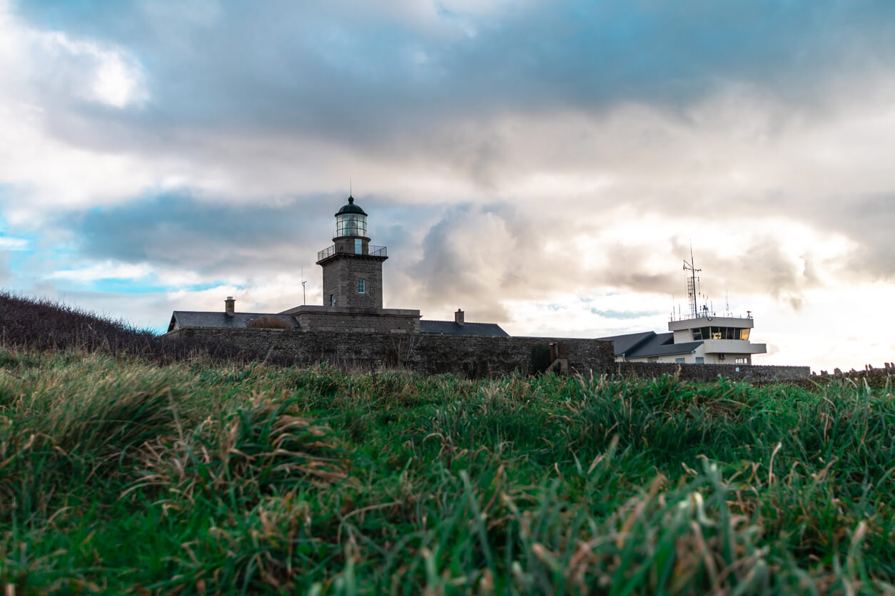 Le phare de Carteret en nocturne