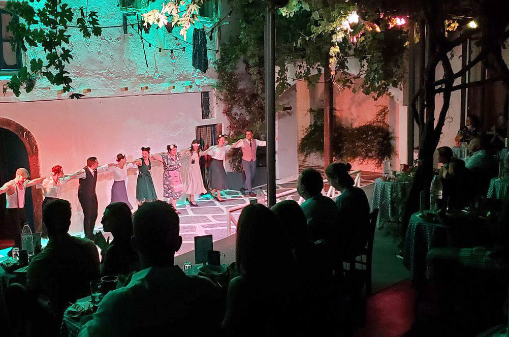 Le spectacle du mariage grec à Thira