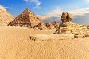 Égypte : Le Sphinx de Gizeh à côté des pyramides