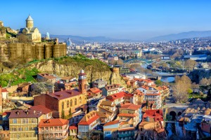 Géorgie : La vieille ville de Tbilisi avec la forteresse de Narikala