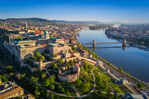 Hongrie : Budapest au lever du soleil avec vue sur le Pont aux chaînes Széchenyi qui enjambe le Danube, l'Égli