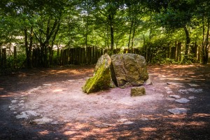 Paimpont (forêt de Brocéliande) : Tombe de Merlin dans la forêt de Brocéliande
