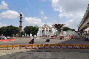 Palembang : Place de la fontaine de Palembang avec la grande mosquée