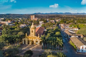 Paraguay : Vue aérienne de la nouvelle grande église à Villarrica