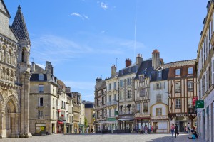 Poitiers (Vienne) : Place Charles de Gaulle avec des bâtiments historiques à Poitiers