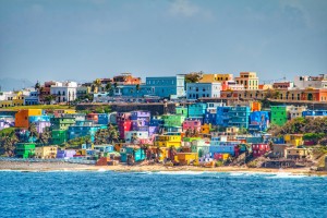 Porto Rico : Maisons colorées qui surplombent la plage de San Juan