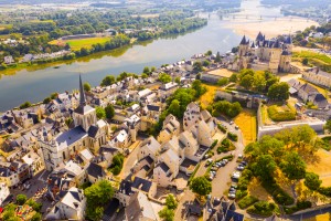 Saumur : Vue aérienne de la ville de Saumur et de son château médiéval sur les rives de la Loire