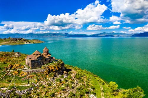 Arménie : Monastère de Hayravank sur les rives du lac Sevan en Arménie