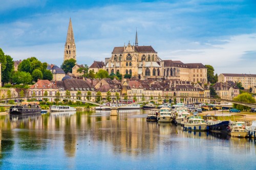 Ville historique d'Auxerre avec rivière de l'Yonne
