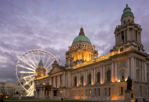 L'hôtel de ville de Belfast et le Belfast Eye