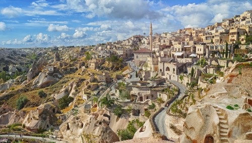 Ancienne ville troglodyte de Nevsehir et château d’Uchisar en Cappadoce