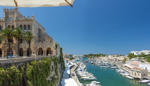 Hôtel de ville et le port de Ciutadella