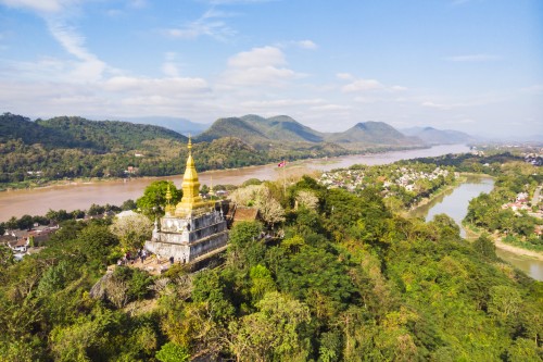 Laos : La pagode dorée du Wat Chom Si au sommet du mont phousi (Luang Prabang)