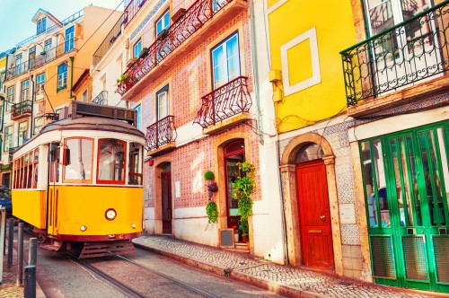 Tramway vintage jaune à Lisbonne