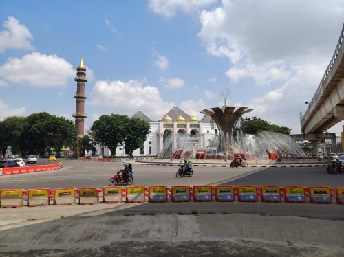 Place de la fontaine de Palembang avec la grande mosquée