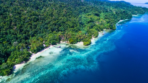 Papouasie indonésienne : Vue aérienne au dessus de Raja Ampat