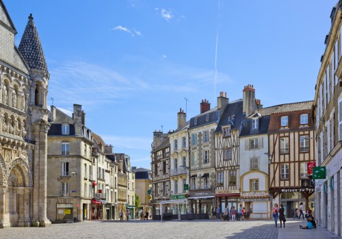 Place Charles de Gaulle avec des bâtiments historiques à Poitiers