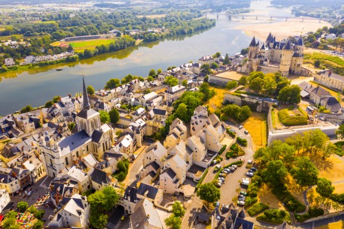 Vue aérienne de la ville de Saumur et de son château médiéval sur les rives de la Loire