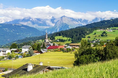 Le village de Combloux et le Mont-Blanc en Savoie