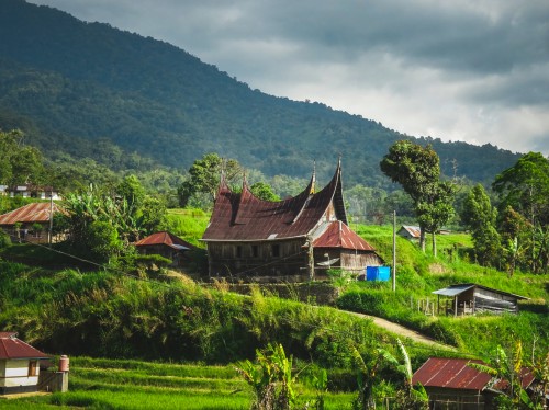 Sumatra : Habitats traditionnels de Sumatra au pied du mont Marapi