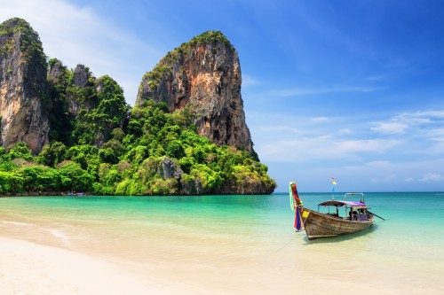 Thaïlande : Bateau traditionnel sur la plage de Railay Beach à Krabi