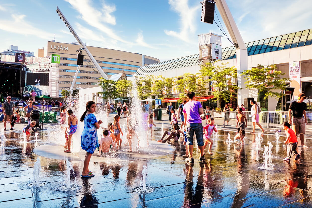 La ville de Montréal en été dans la province de Québec