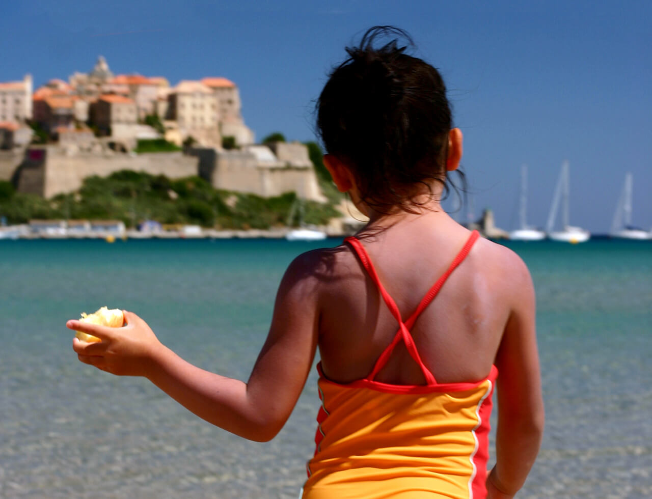 Enfant sur une plage à Calvi en Corse